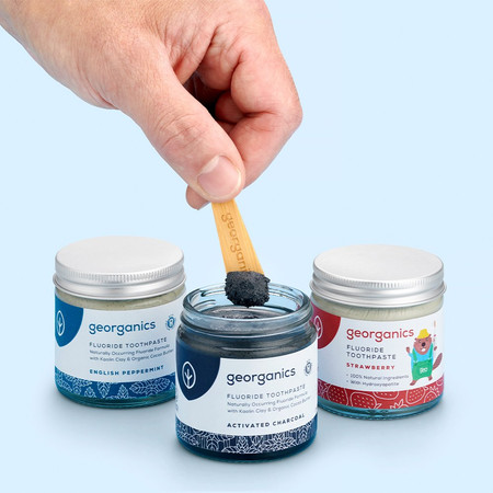 Georganics, Naturalna pasta do zębów w słoiku, do codziennej pielęgnacji, z fluorem i aktywnym węglem, 60 ml