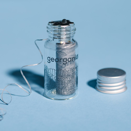Georganics, Naturalna nić dentystyczna w szklanym opakowaniu Zero Waste, do codziennej pielęgnacji, z aktywnym węglem i fluorem, 50 m