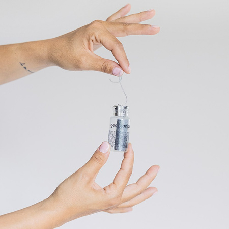 Georganics, Naturalna nić dentystyczna w szklanym opakowaniu Zero Waste, do codziennej pielęgnacji, z aktywnym węglem i fluorem, 50 m