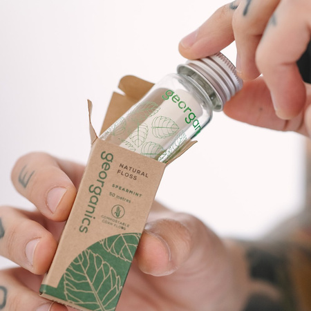 Georganics, Naturalna nić dentystyczna w szklanym opakowaniu Zero Waste, do codziennej pielęgnacji, smak zielonej mięty, 50 m